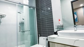 Phòng đôi Deluxe, 1 giường cỡ king | Phòng tắm | Buồng tắm vòi sen, vòi sen thủy lực, máy sấy tóc, dép đi trong nhà