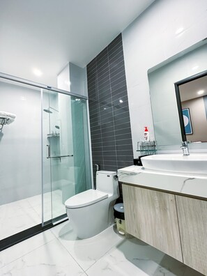 Deluxe Double Room, 1 King Bed | Bathroom