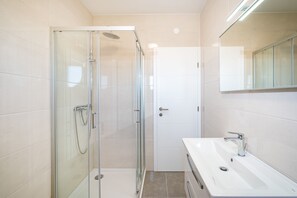 Apartment, 2 Bedrooms, Balcony, City View | Bathroom
