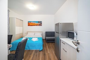 Makuuhuoneessa on sänky, työpöytä, tuoli, vaatekaappi, televisio ja jääkaappi.