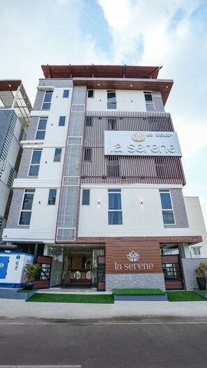 Property entrance - La Serene Business Hotel - Manyata Tech Park (Bengaluru)