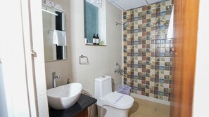 Elite Room | Bathroom | Shower, free toiletries, slippers, towels