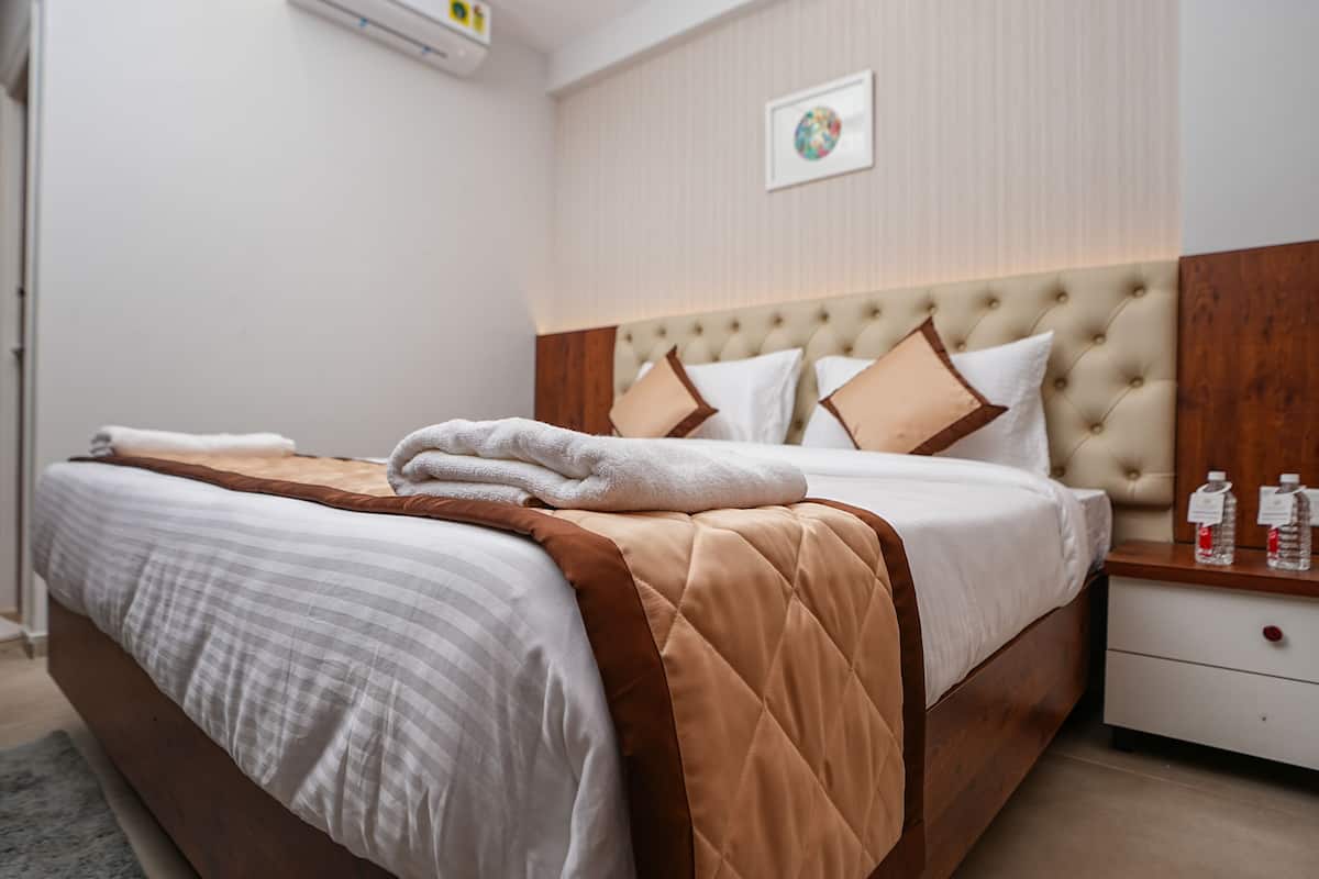 Quarto conforto | Cofres nos quartos, escrivaninha, quartos à prova de som