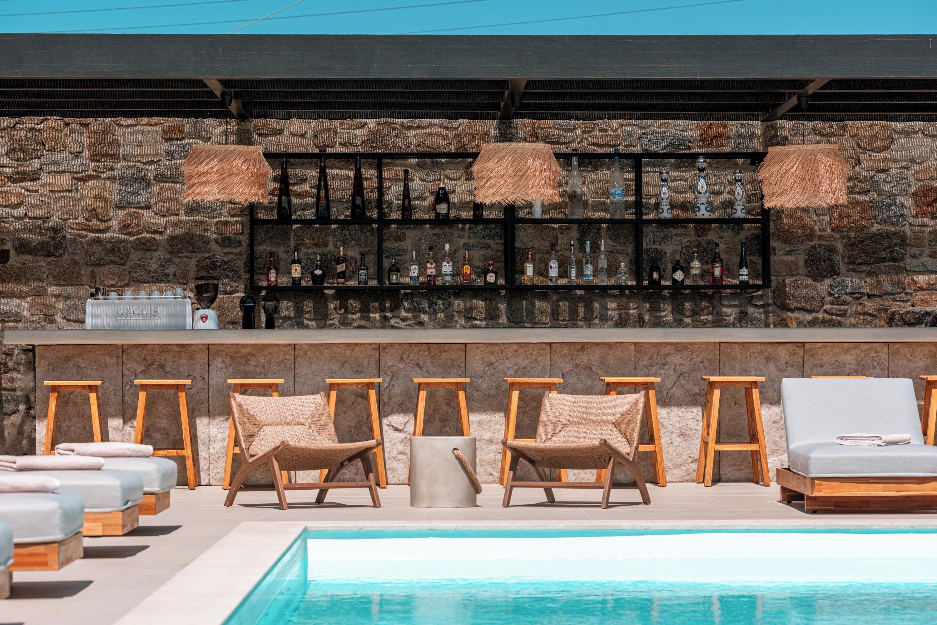 Bar junto a la piscina
