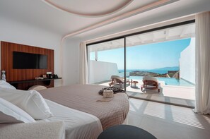 Presidential Suite Sea View with Big Private Pool | 1 makuuhuone, ylelliset vuodevaatteet, tallelokero huoneessa, työpöytä
