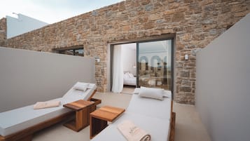 Superior Suite Garden View with Private Pool | 1 間臥室、高級寢具、客房內保險箱、書桌