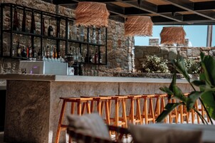 Bar junto a la piscina