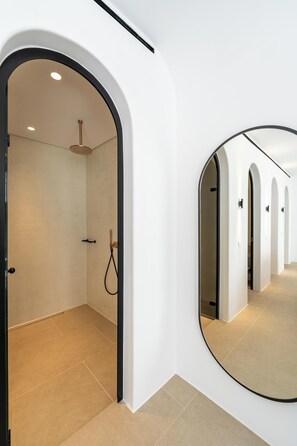 Presidential Suite Sea View with Big Private Pool | Bathroom | Shower, free toiletries, hair dryer, bathrobes - Muse of Mykonos  (Mykonos)