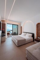 Deluxe Suite Sea View with Private Pool | 1 dormitorio, ropa de cama de alta calidad, caja fuerte y escritorio