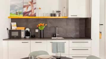 Een koelkast, een magnetron, een vaatwasser