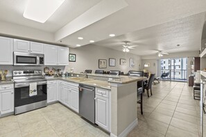 Een koelkast, een magnetron, een oven, een kookplaat