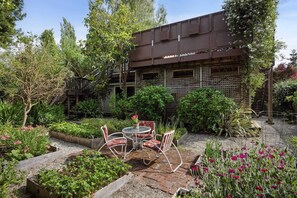 Outdoor dining - The Retreat at River Gardens ~ Spacious, Hot Tub, Riverfront! (Monte Rio)