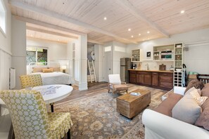 3 habitaciones, escritorio y tabla de planchar con plancha 