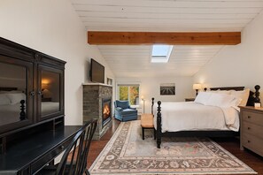 3 bedrooms, desk, iron/ironing board, travel crib - The Retreat at River Gardens ~ Spacious, Hot Tub, Riverfront! (Monte Rio)