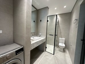 Secadora de cabello, toallas, jabón, papel de baño 