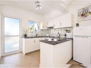 Wasserkocher mit Kaffee-/Teezubehör, Kühlschrank, Mikrowelle, Ofen