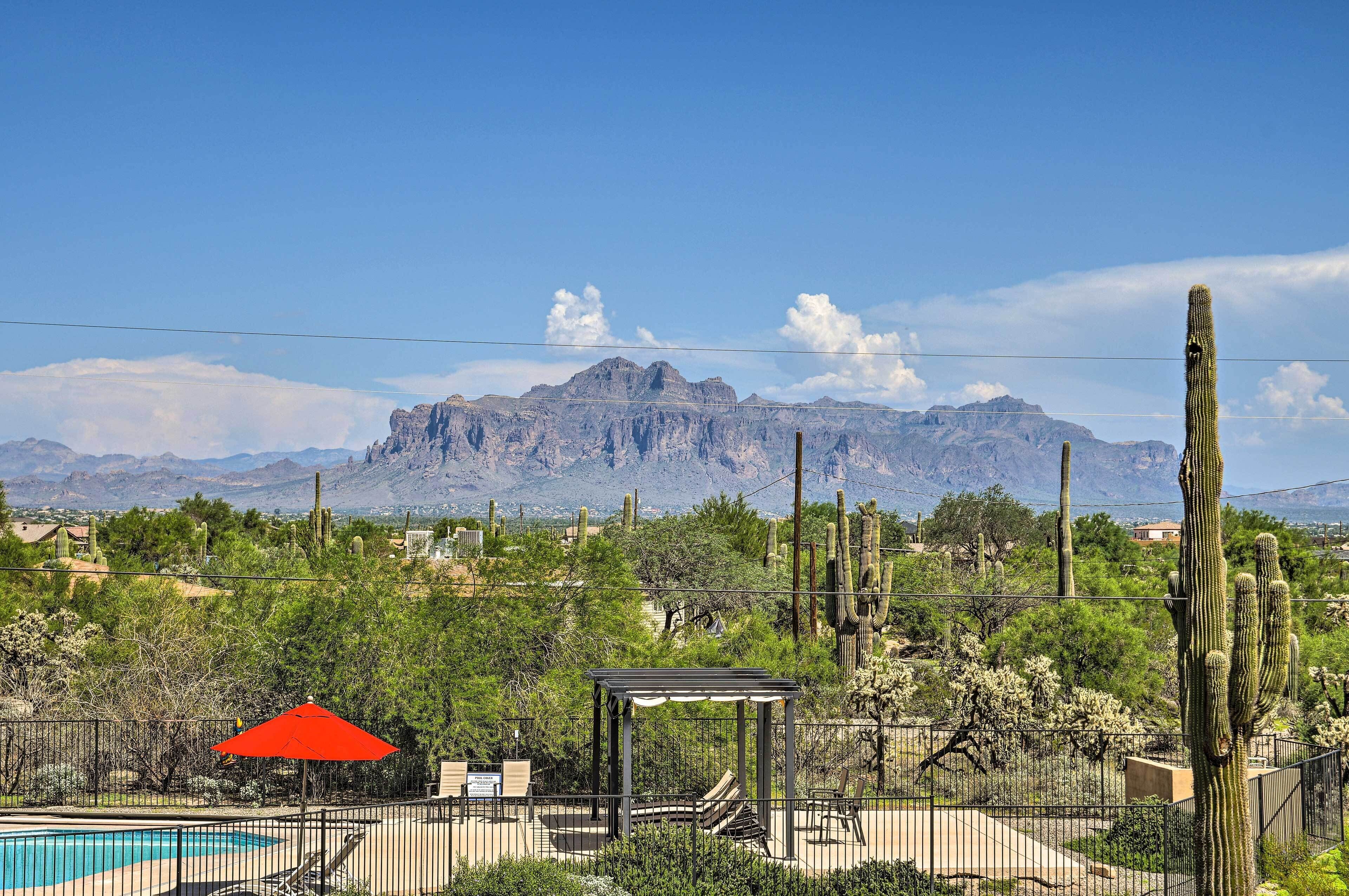 East Mesa Desert and Mountain Views: 5BR, Pool
