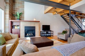 TV, fireplace