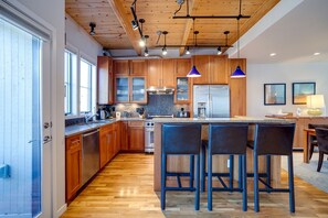 冷蔵庫、オーブン、コンロ、コーヒー / ティーメーカー