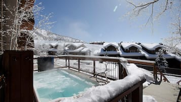 Bañera de hidromasaje al aire libre