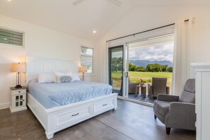 5 bedrooms, desk, WiFi, bed sheets