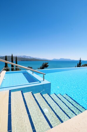 A clear blue sky, a swimming pool with a view of the sea, and steps leading to the pool. - Villa Vosalia, offering superb sea views! (Lefkada)
