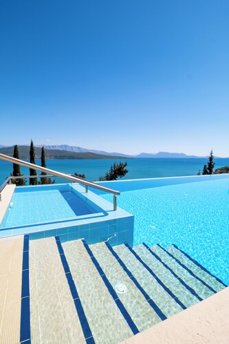 Villa Vosalia, offering superb sea views!