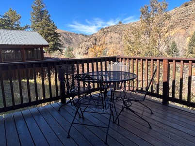 Beautiful 2 Bedroom Cabin on Taylor River with Private Hot Tub