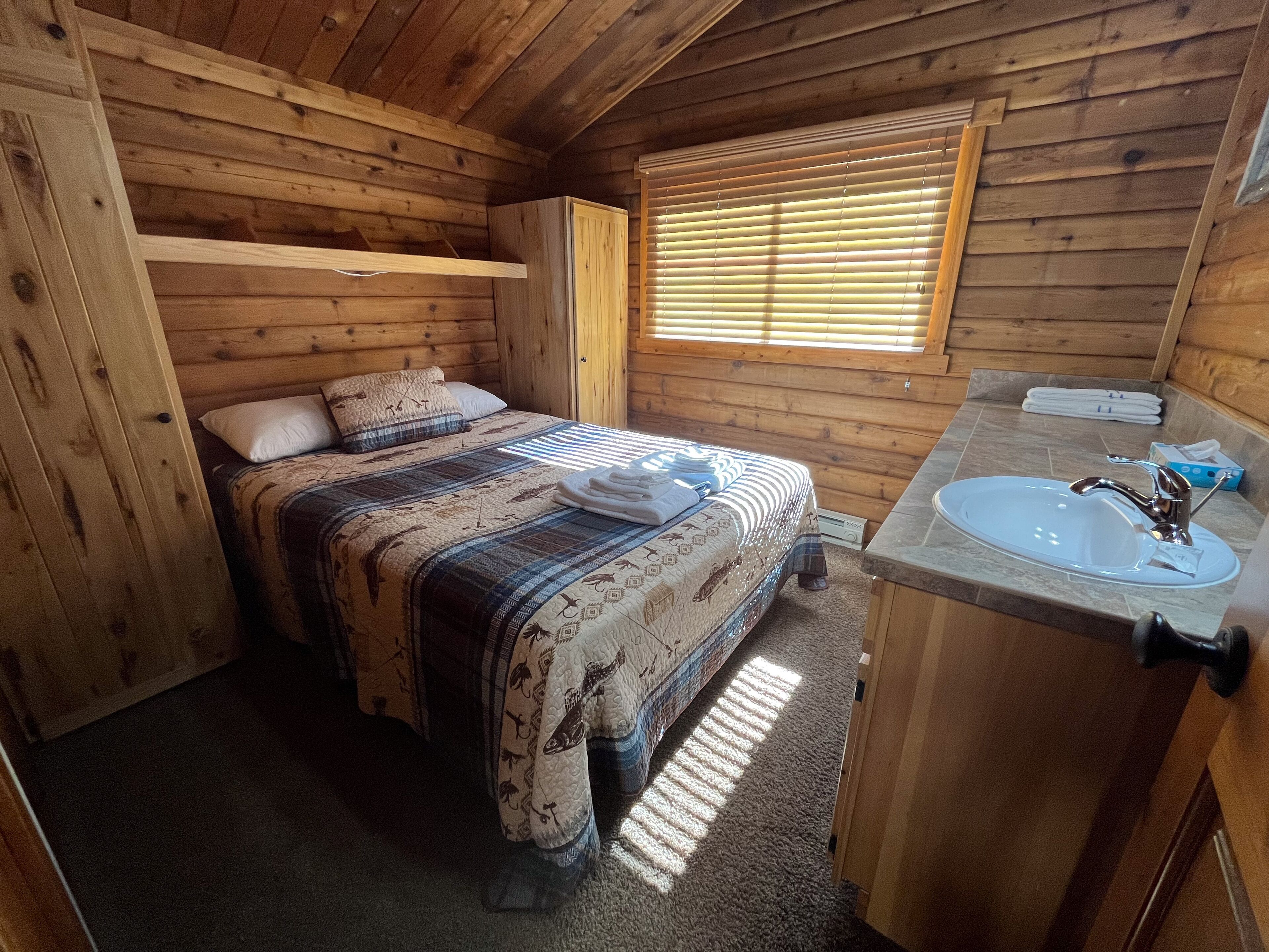 2 多间卧室、上网接入、床单