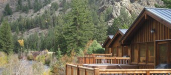Beautiful 2 Bedroom Cabin on Taylor River with Private Hot Tub