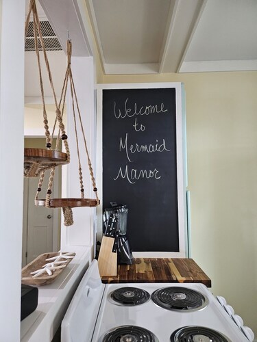 The cozy Mermaid Manor is located close to area beaches and all area attractions