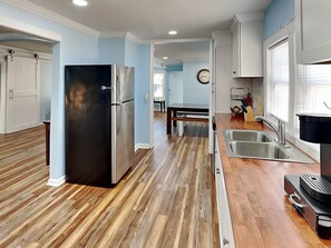 Køleskab, mikrobølgeovn, ovn, kogeplade