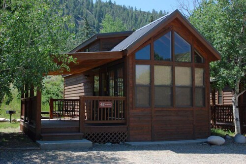 Cozy "Tiny Home" style Cabin Perfect for Couples and Families