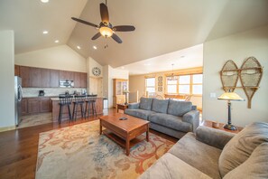 Smart TV, fireplace - 2 Car Garage, Central Location (Keystone)