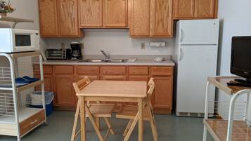 Réfrigérateur, micro-ondes, four, cafetière/bouilloire