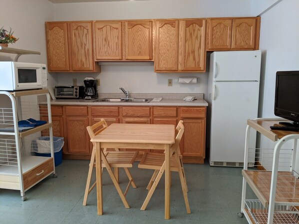 Kjøleskap, mikrobølgeovn, ovn og kaffetrakter/tekoker