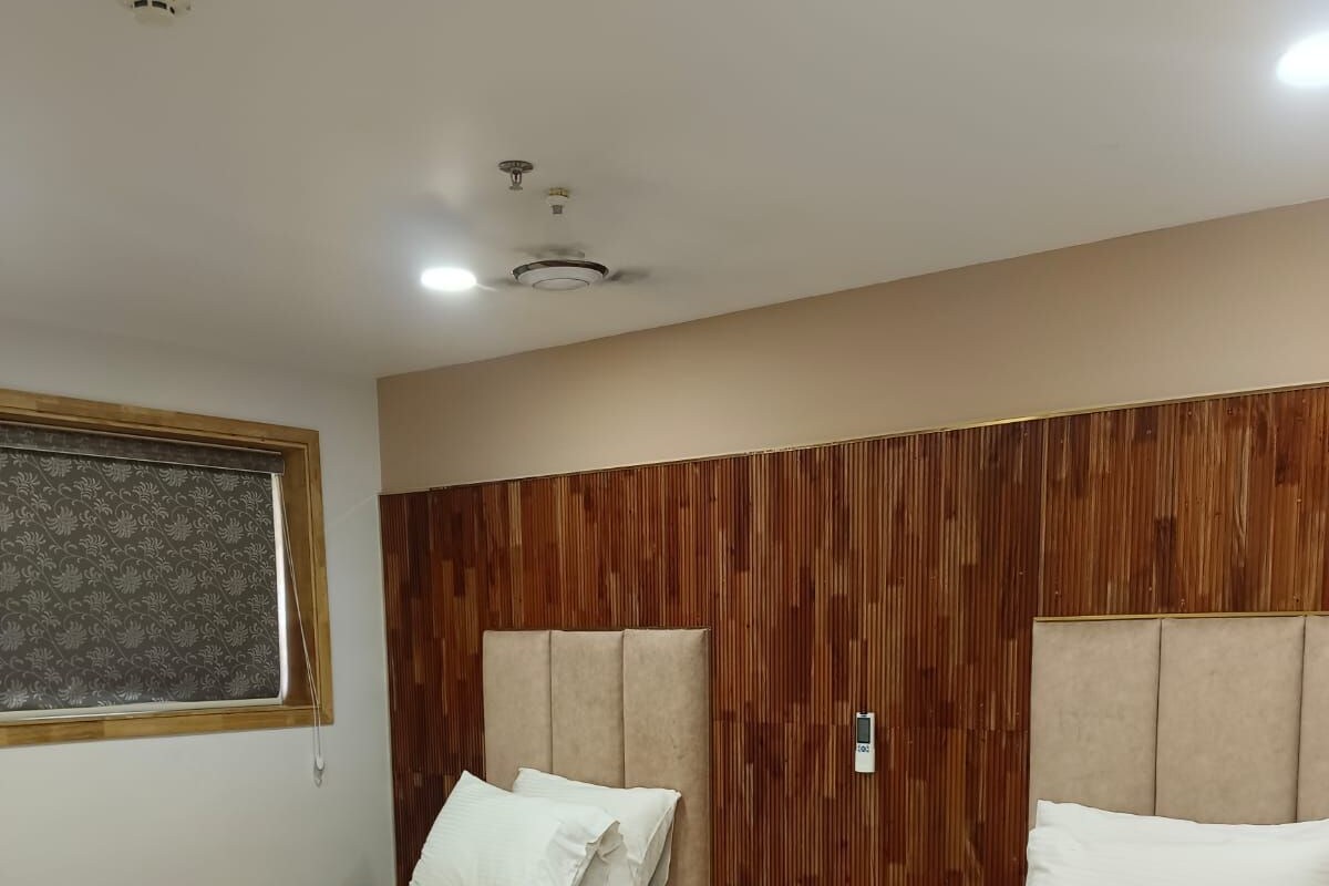 Deluxe Twin Room | Premium bedding, desk, WiFi (free), bed sheets