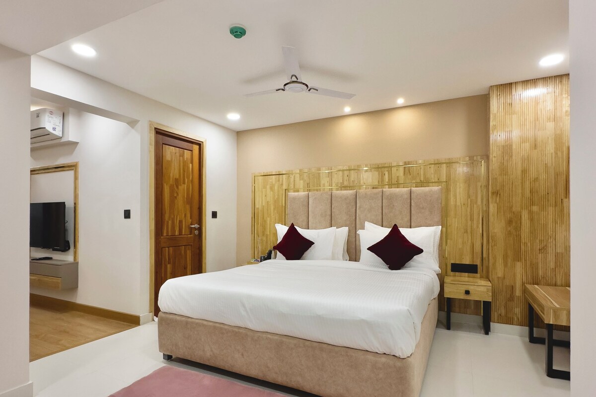 Deluxe King Room | Premium bedding, desk, WiFi (free), bed sheets