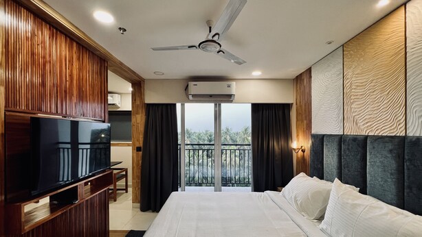 Superior King Room | Premium bedding, desk, soundproofing, WiFi (free) - 7 Apple Hotel Guruvayur, Kerala (Chavakkad)