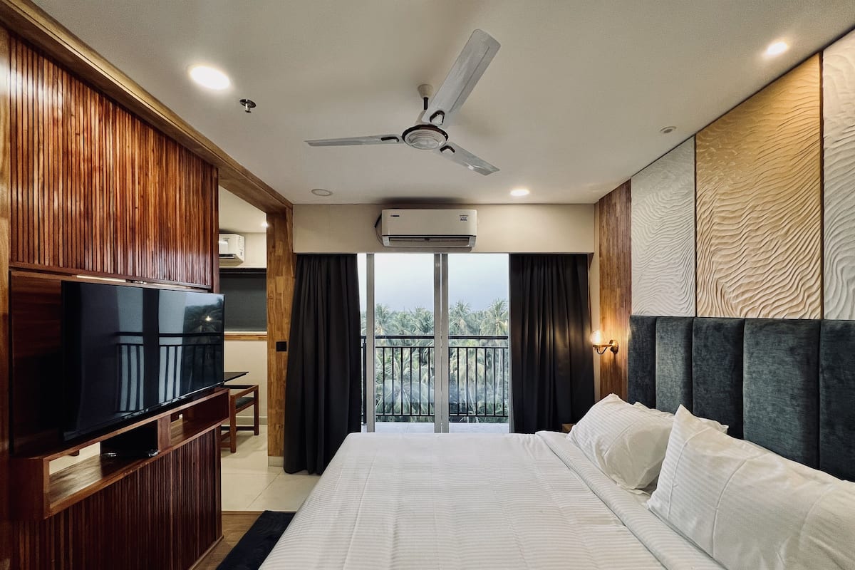 Super Deluxe Room | Premium bedding, desk, soundproofing, free WiFi