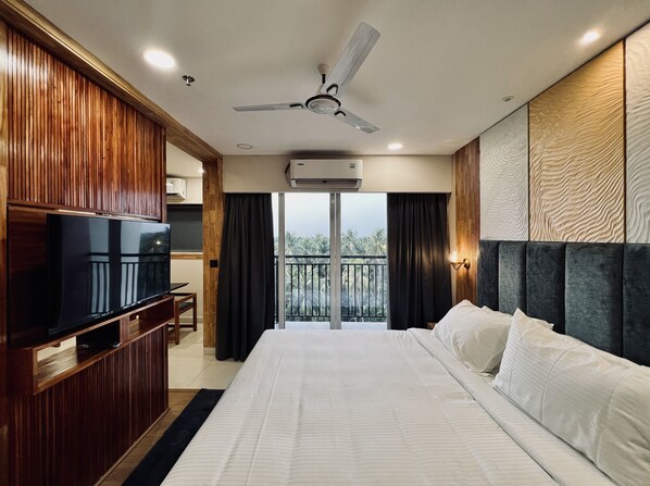 Superior King Room | Premium bedding, desk, soundproofing, free WiFi - 7 Apple Hotel Guruvayur, Kerala (Chavakkad)