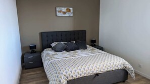 3 chambres, bureau, fer et planche à repasser, accès au Wi-Fi (inclus)