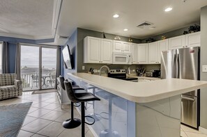 Réfrigérateur, micro-ondes, plaque de cuisson, lave-vaisselle