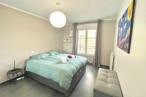 2 slaapkamers, een strijkplank/strijkijzer, reisbedje, gratis wifi