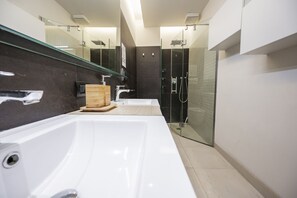 Ducha, secador de pelo, bidet, toallas
