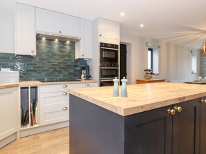 Fridge, dishwasher, electric kettle, toaster - Garth Hill House (Ambleside)