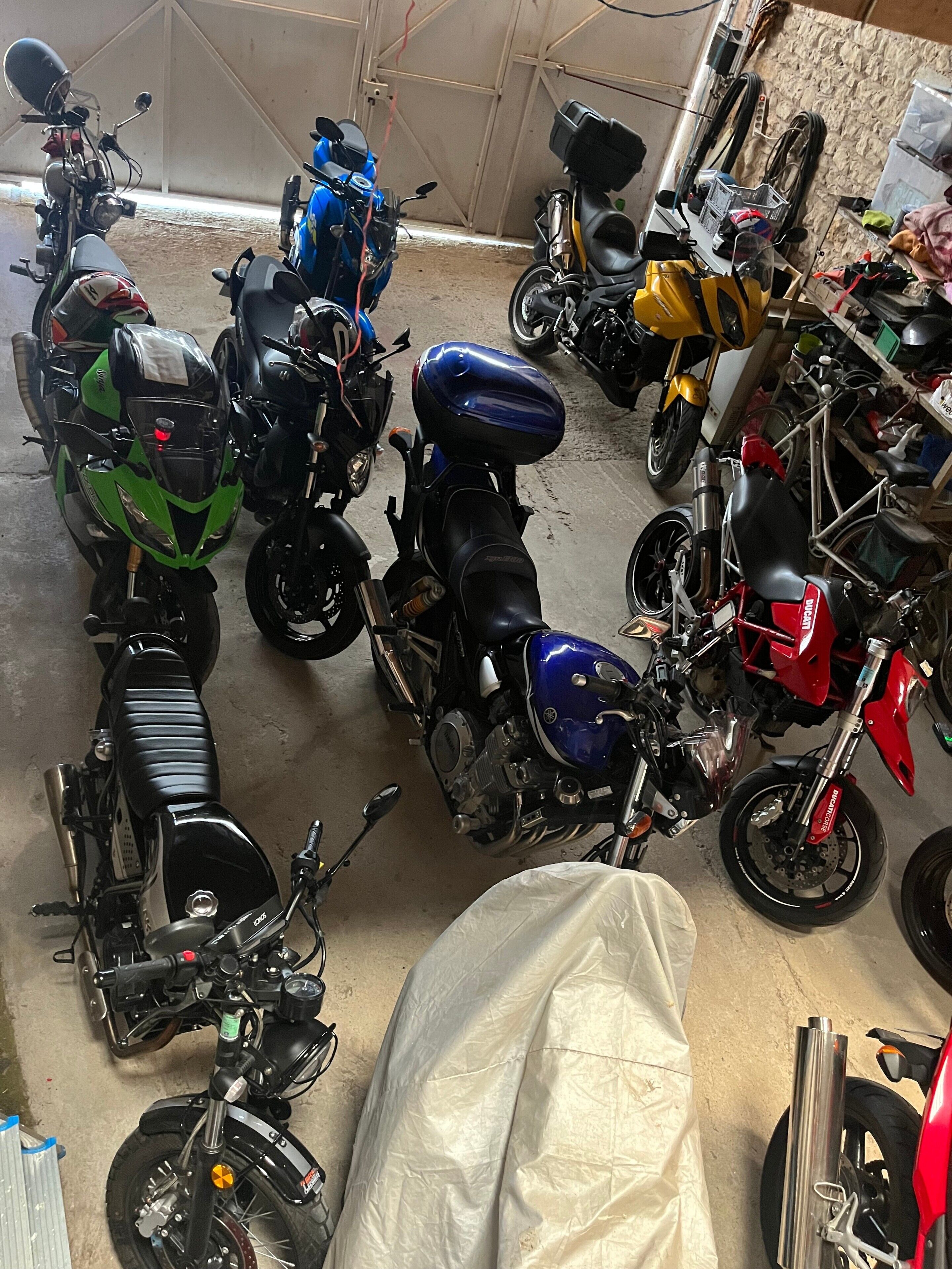 Un'officina per motociclette con diverse moto parcheggiate.