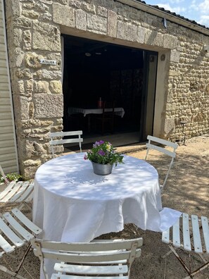 Outdoor dining - Cottage 'La Cassine' with Shared Terrace, Shared Garden and Wi-Fi (Taillant)