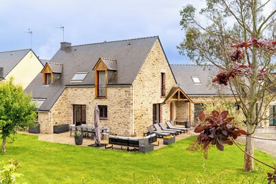 Casita de campo 'Gite Ti Coz Piscine Intérieure' con terraza privada, jardín privado y Wi-Fi