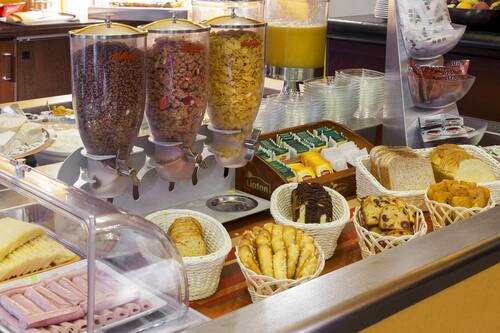 Petit déjeuner buffet servi tous les jours en supplément